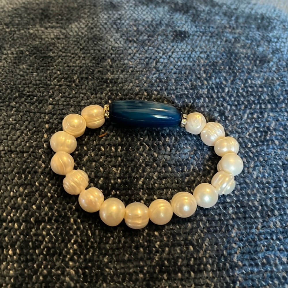 Cultured pearl bracelet with blue stone and rhinestones
